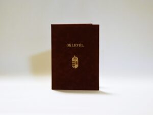 Oklevéltartó – Bordó velúr, oklevél felirattal + címerrel