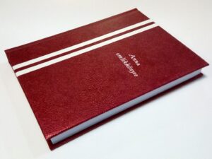 Emlékkönyv A/5 méretű - bordó, fehér csíkos